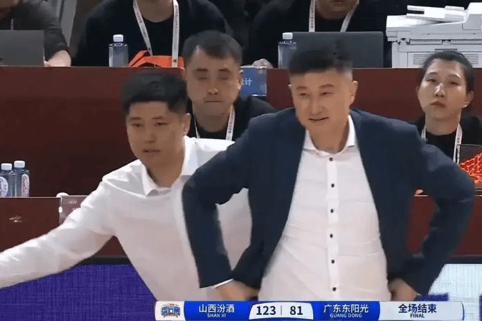 篮球教练因战术问题受到批评